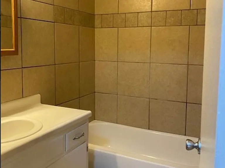 Bowmanor Garden Apartments — Photo 9