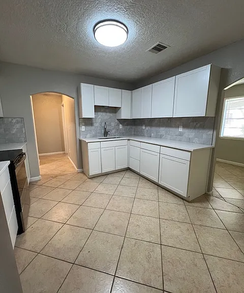 1205 W Wrenway Ave — Photo 5