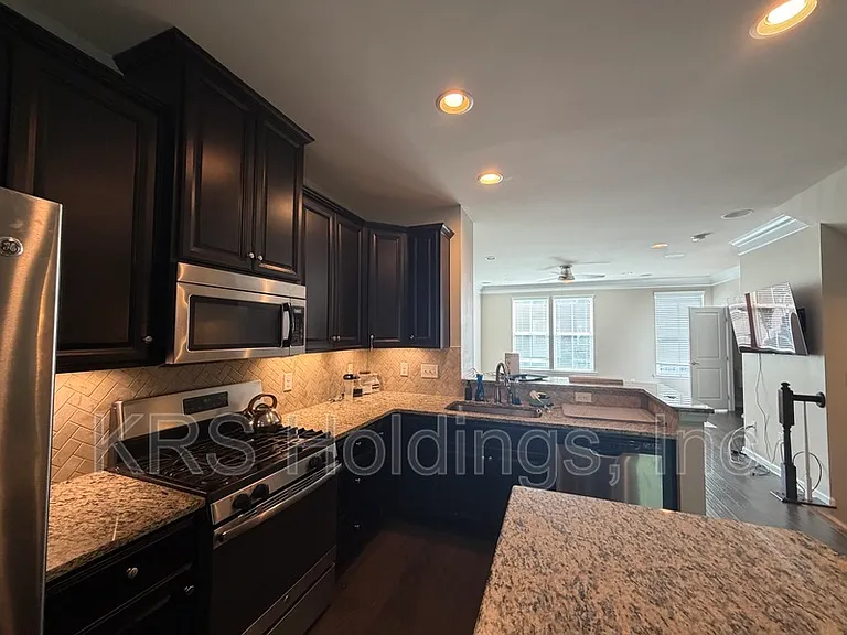 308 Covington Dr — Photo 3