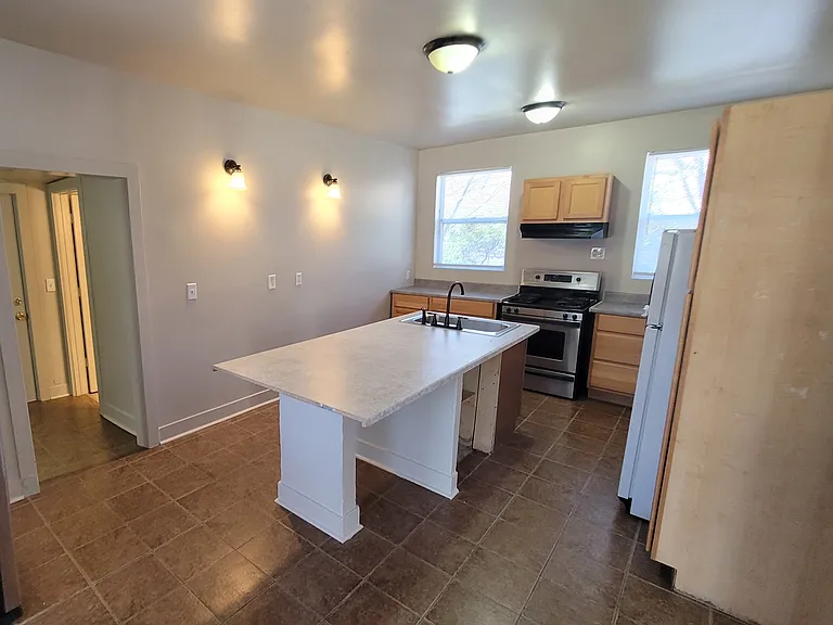 824 Lyon St NE — Photo 2