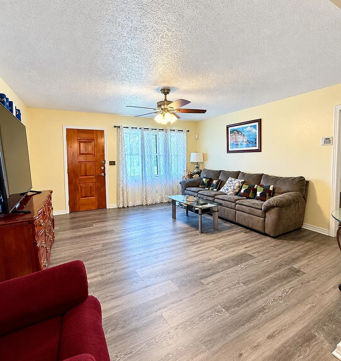 3 bed, 2.0 bath, 1305 sqft, $2,000 — Photo 4
