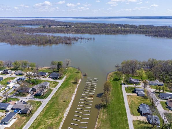2 S Circle Dr, Carlyle, IL 62231
