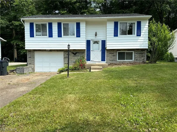 3244 Williamsburg St NW, Warren, OH 44485