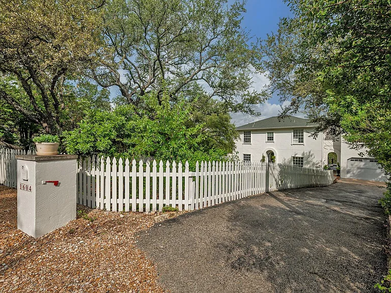 1604 Cliffwood Dr — Photo 6