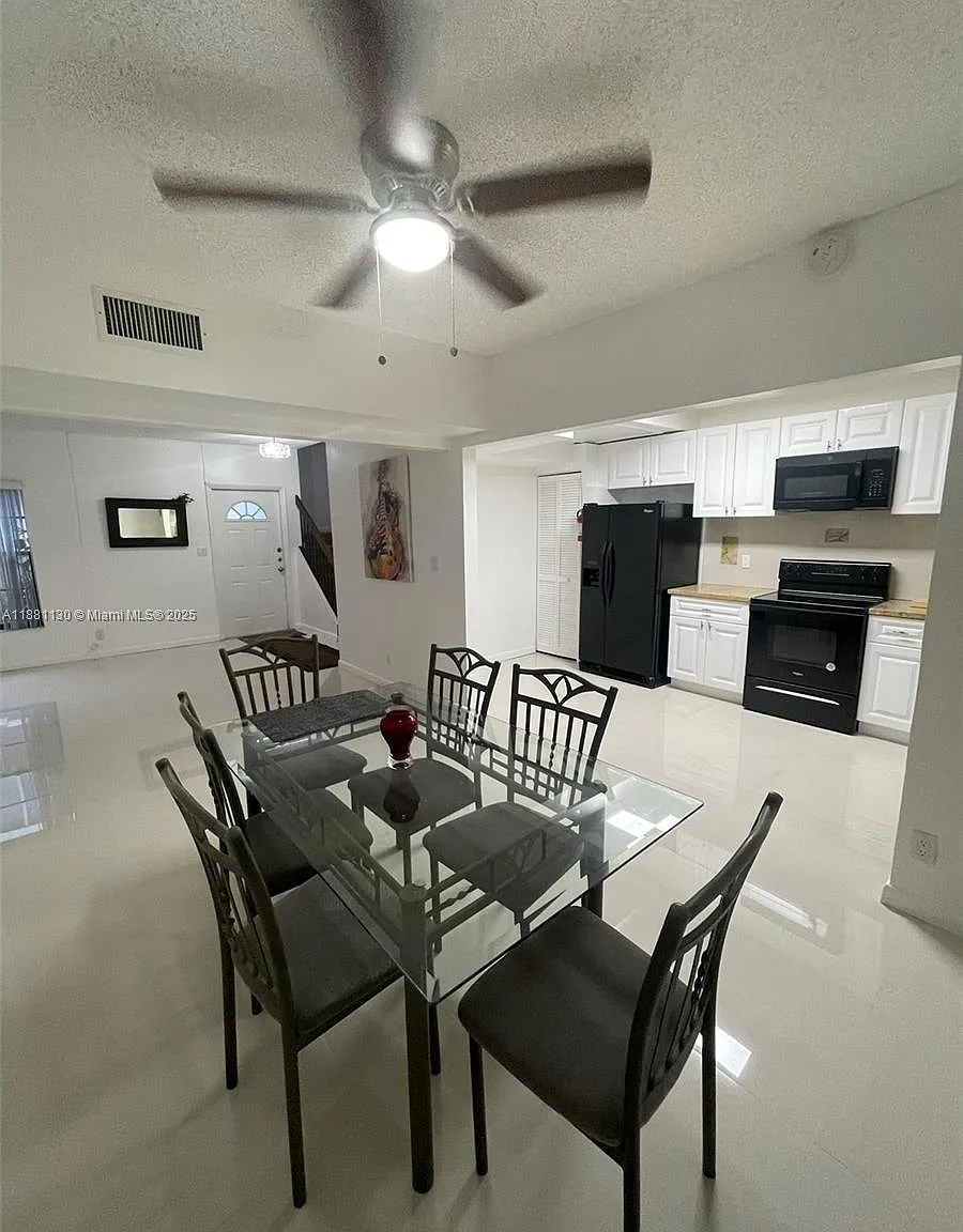 3 bed, 1450 sqft, $3,300 — Photo 1