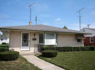 825 Crab Tree Ln, Racine, WI 53406