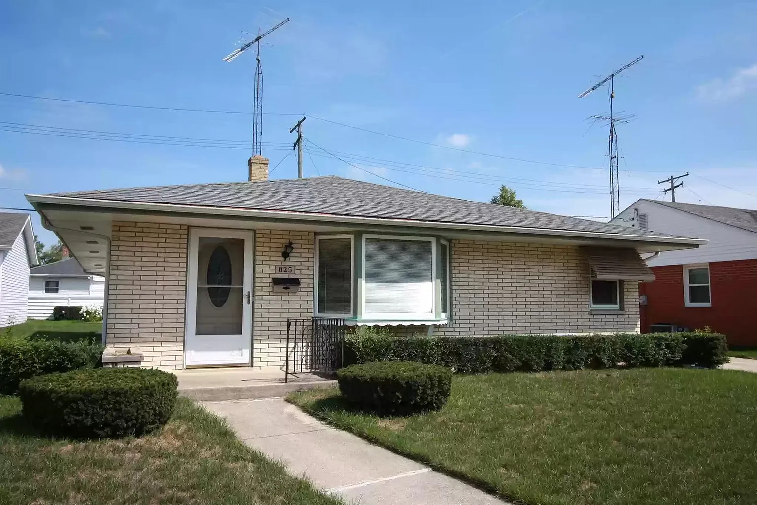 825 Crab Tree Ln photo 1