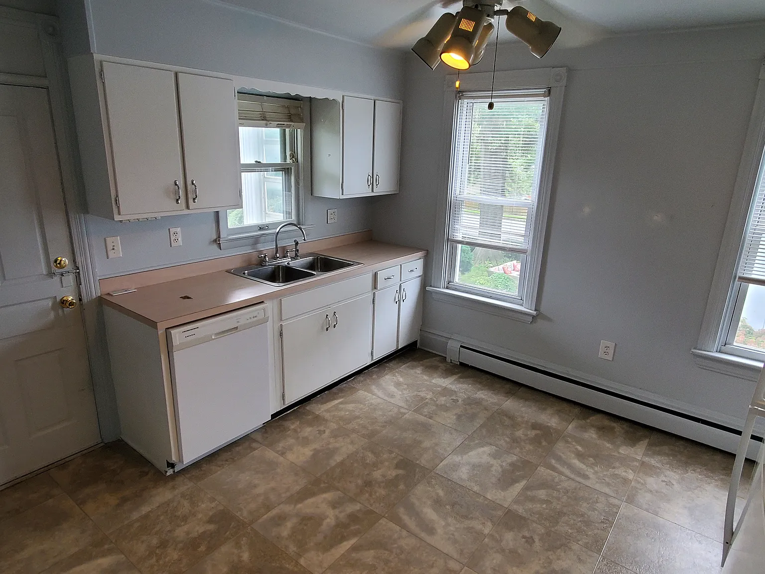 1 bed, 1000 sqft, $1,100 — Photo 3