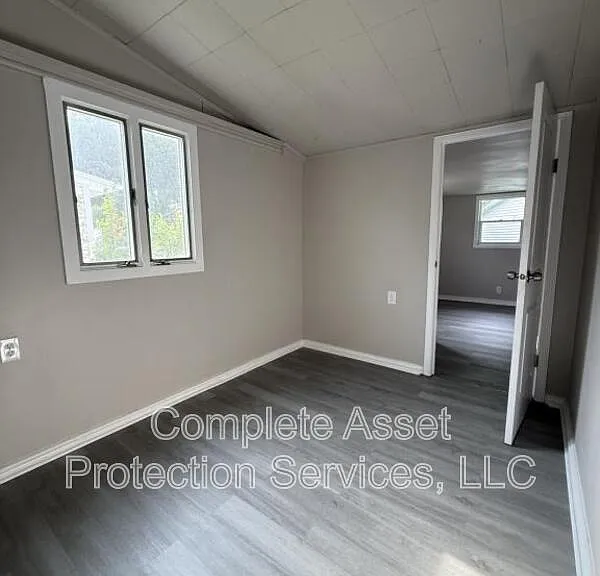 430 Woodlawn Ave — Photo 8