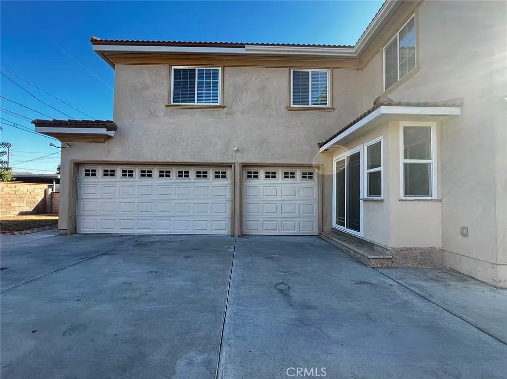 5 bed, 2425 sqft, $5,250 — Photo 2