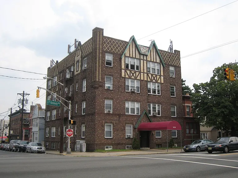 3656-The Hampshire House, LLC — Photo 13