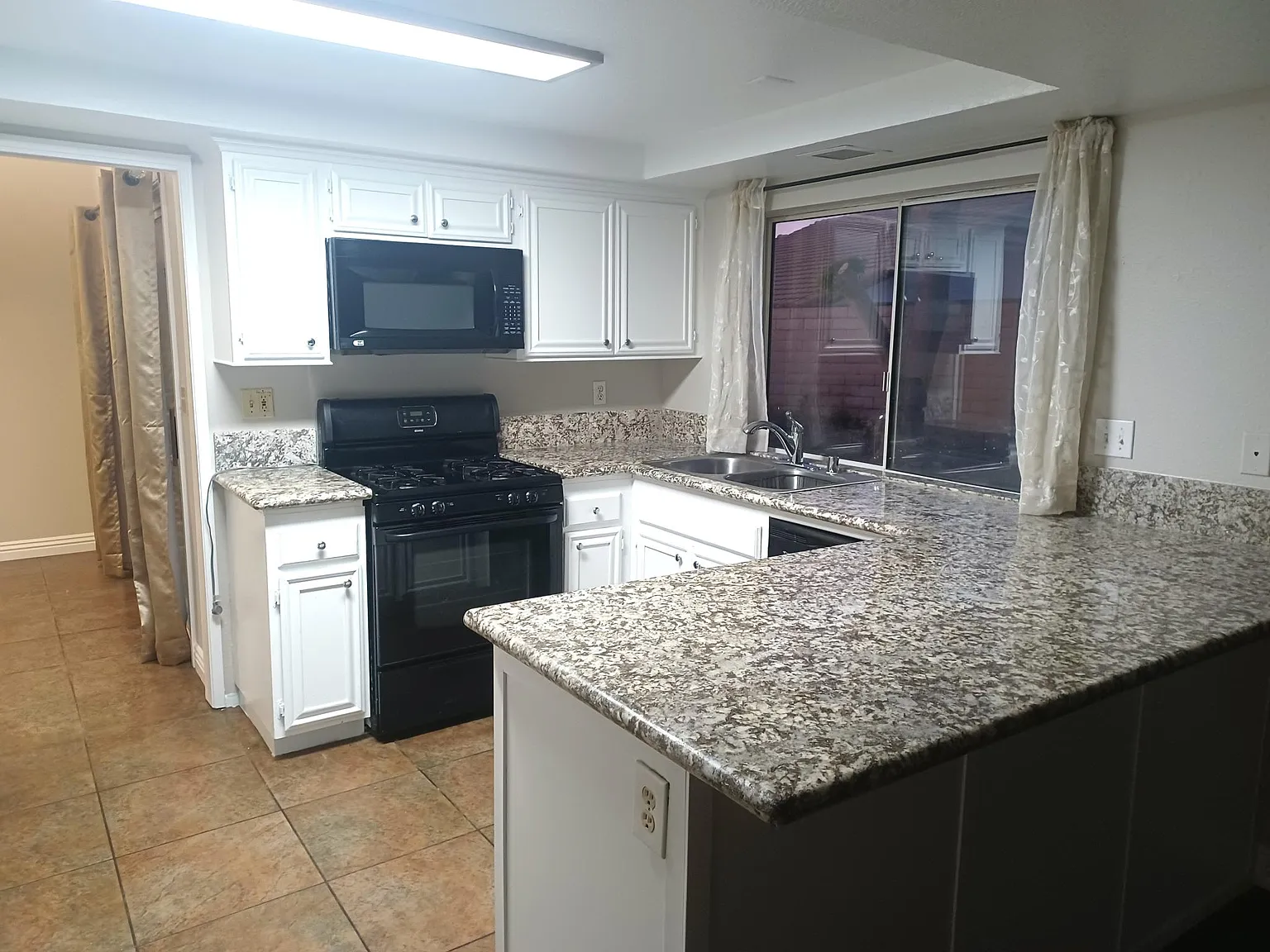 4 bed, 2018 sqft, $3,950 — Photo 4
