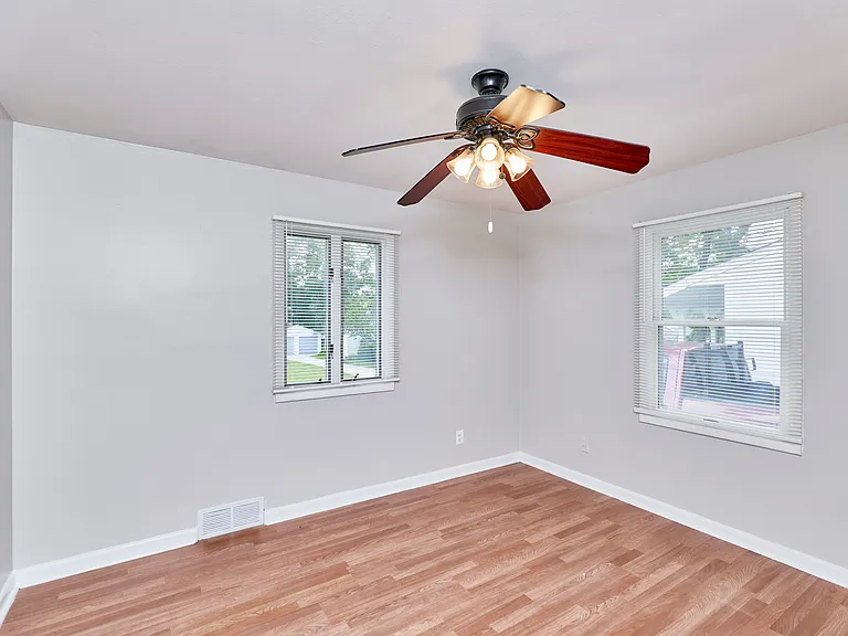 11042 Florence Ave — Photo 16