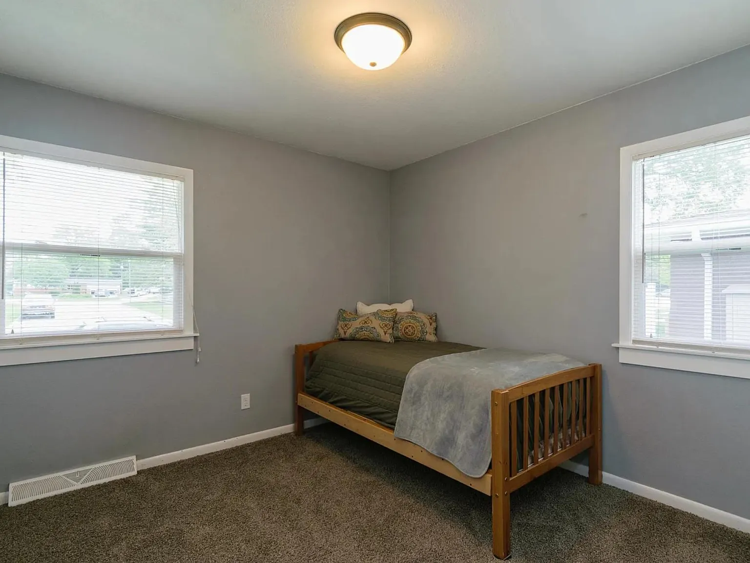 1402 Arthur Dr — Photo 4