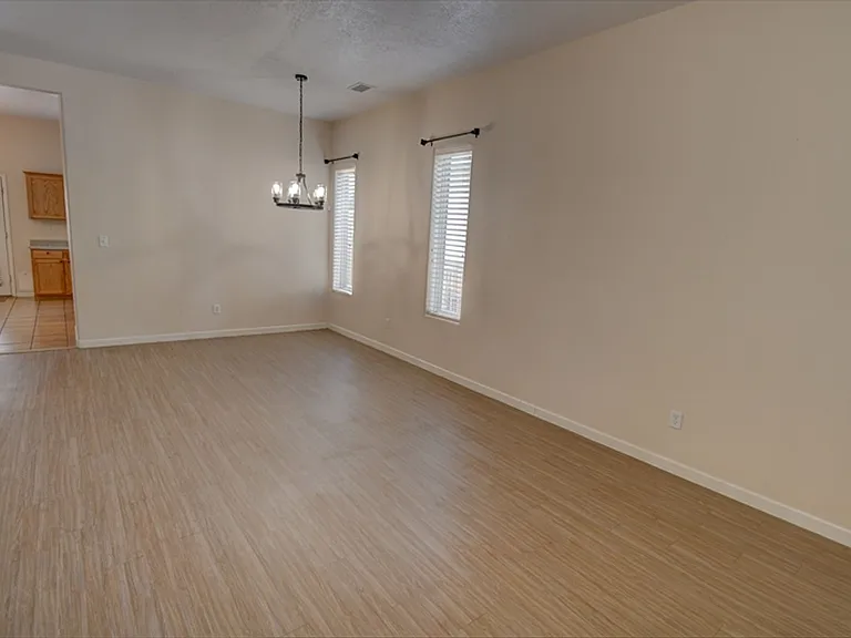 2011 Dillon Dr NE — Photo 5