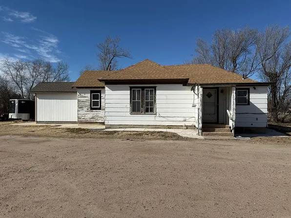 1607 W McArtor Rd, Dodge City, KS 67801