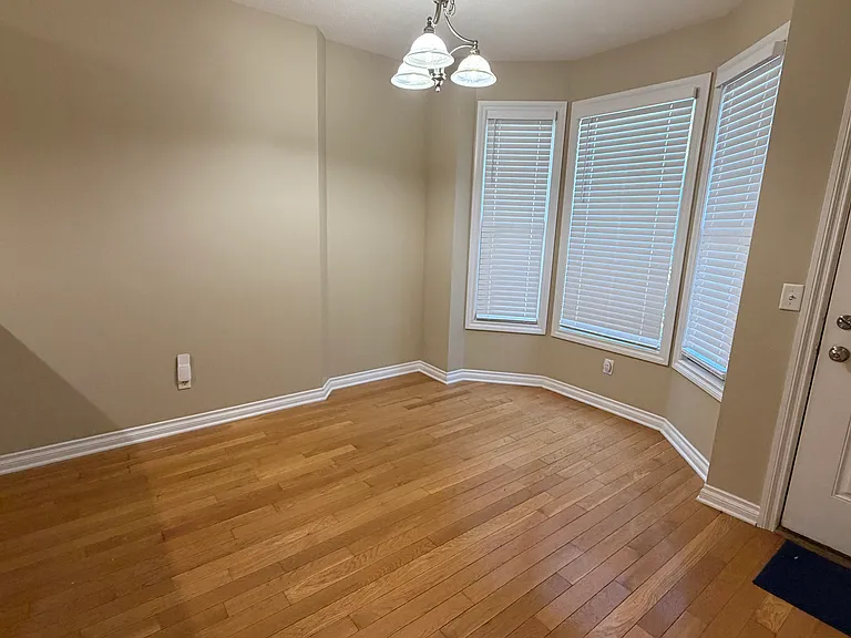 2122 Clinton St — Photo 15