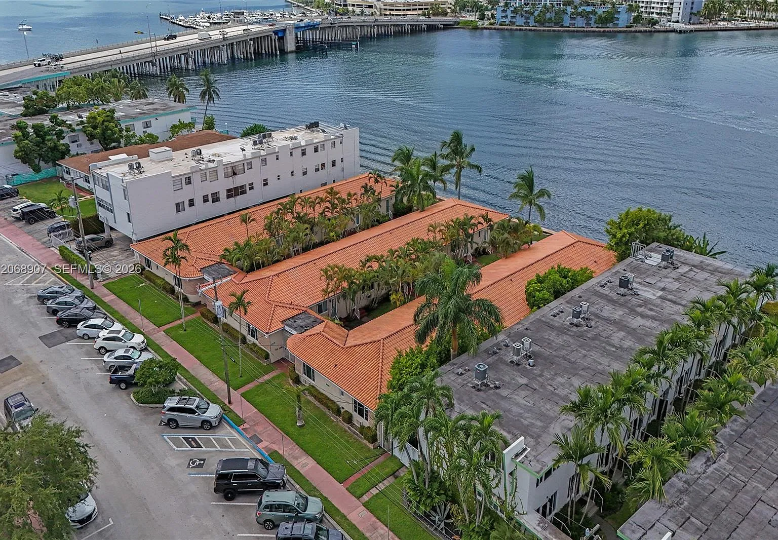 Enclave Waterside Villas — Photo 2