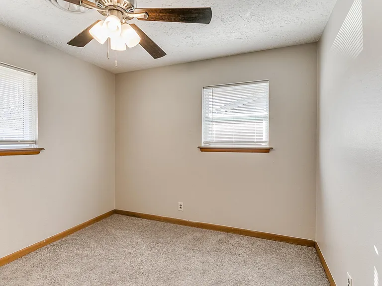214 Thompson Dr — Photo 16
