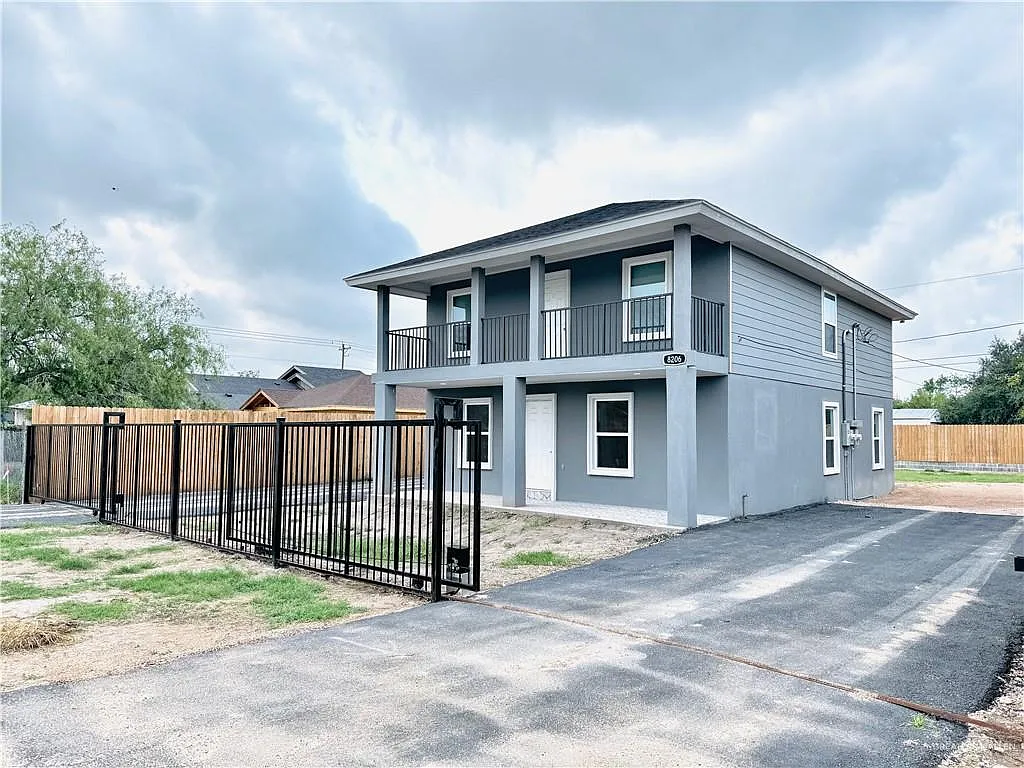 3 bed, 1.0 bath, 855 sqft, $1,000 — Photo 2