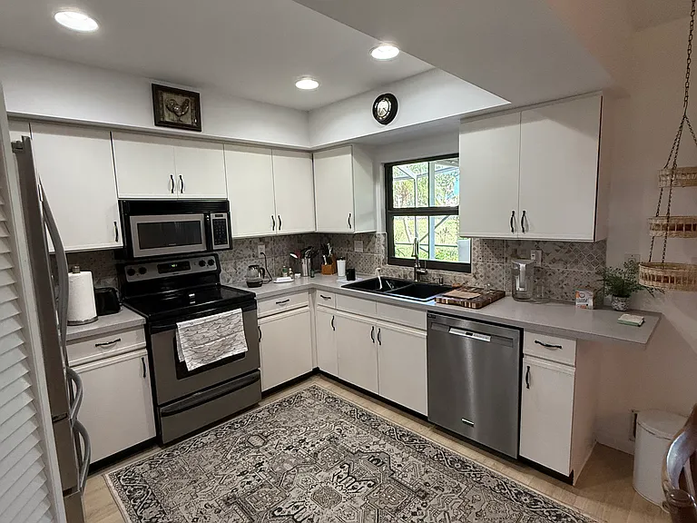 2507 Canterbury Dr N — Photo 9