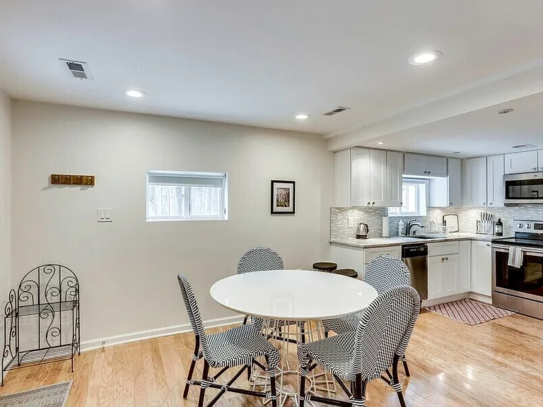 1010 C St SE #B — Photo 6