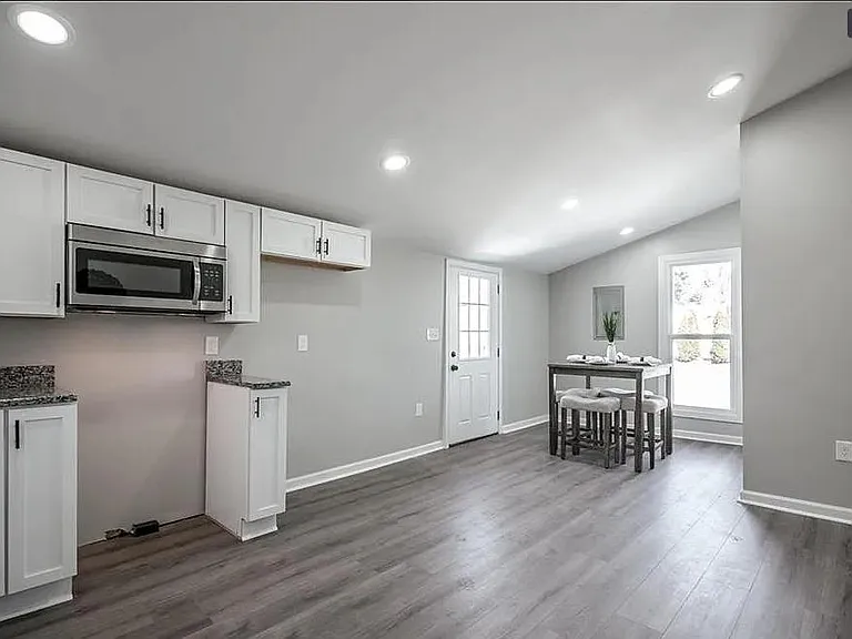 721 E 9th St — Photo 11