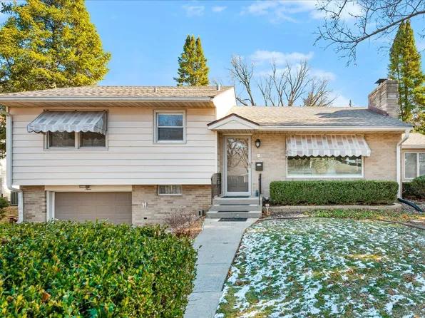 9 Ethell Pkwy, Bloomington, IL 61701