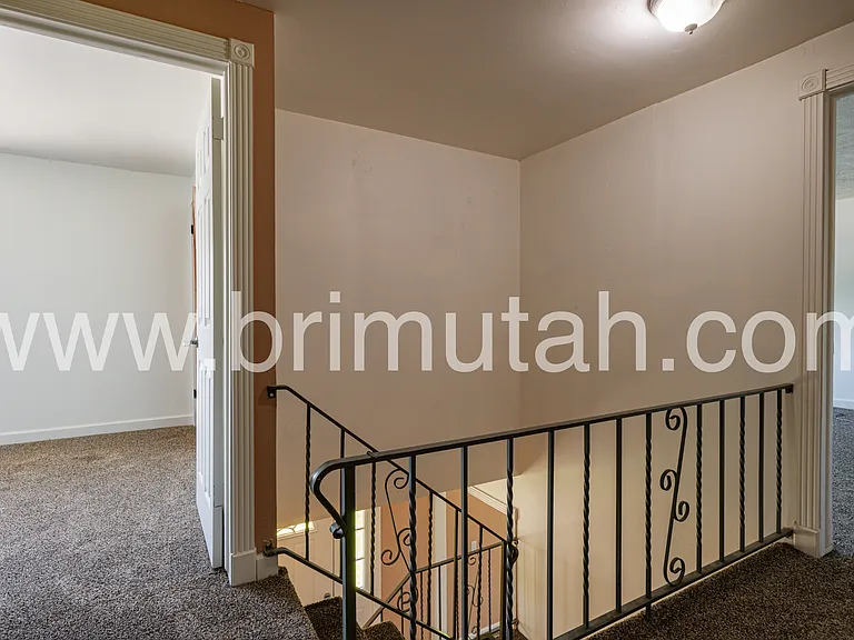 1561 E Delaware Ln — Photo 14