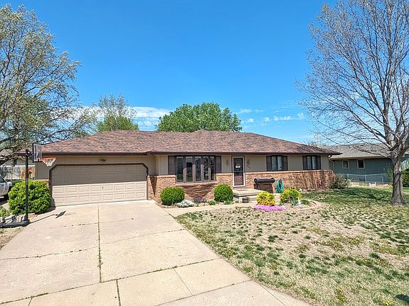 2nd image of 2427 Applewood Ln