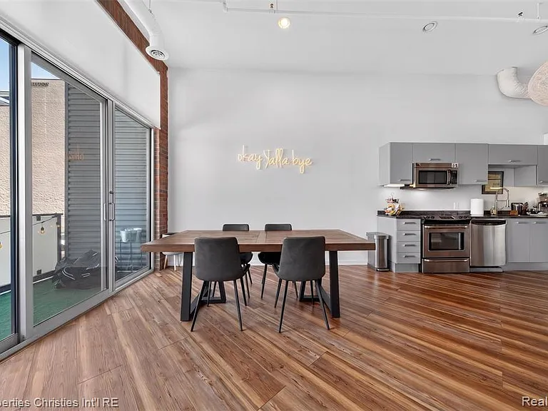 614 Troy St #105 — Photo 9
