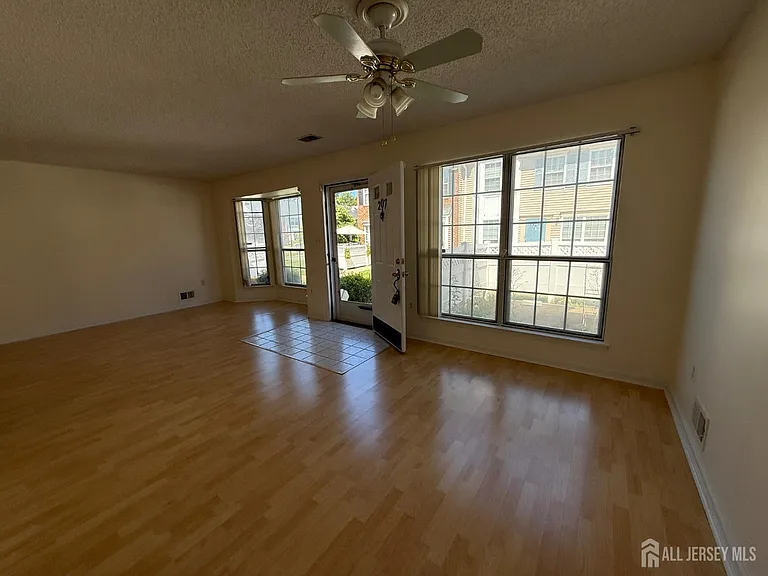 207 Darwin Ln — Photo 7