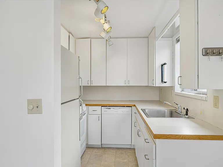 533 N 104th St #B — Photo 6