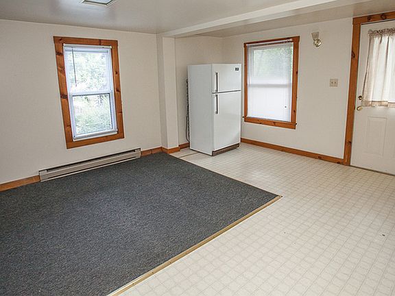 3rd image of 547 Layman Ave APT 4