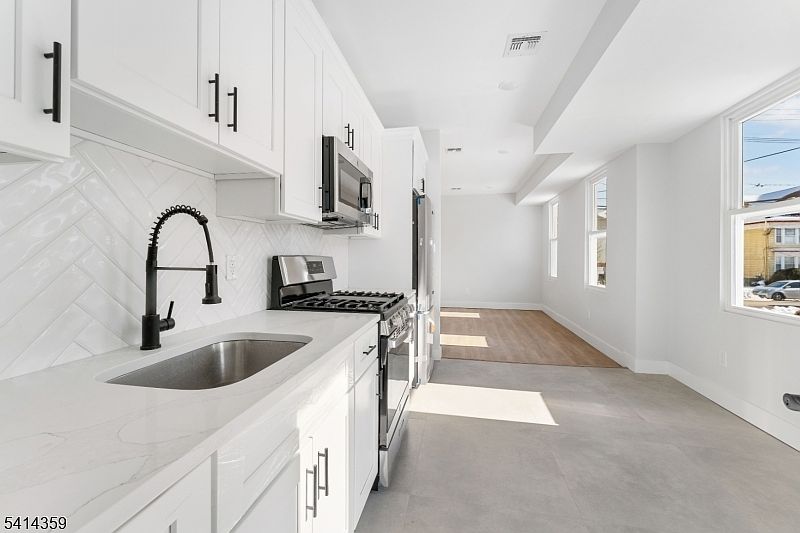 1st image of 977 Sanford Ave
