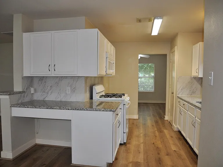 20734 Settlers Lake Cir N — Photo 16