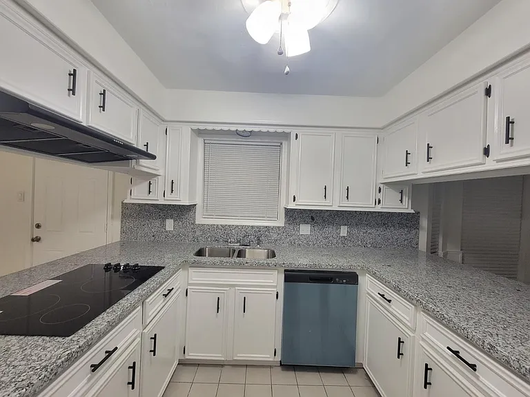 323 Edgeton Ct — Photo 7