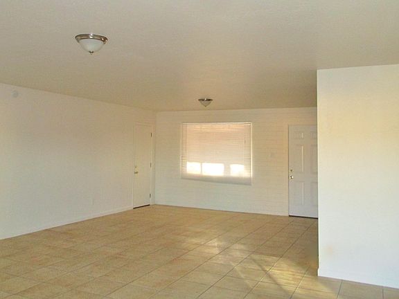 61st5701 living room 2_08292014