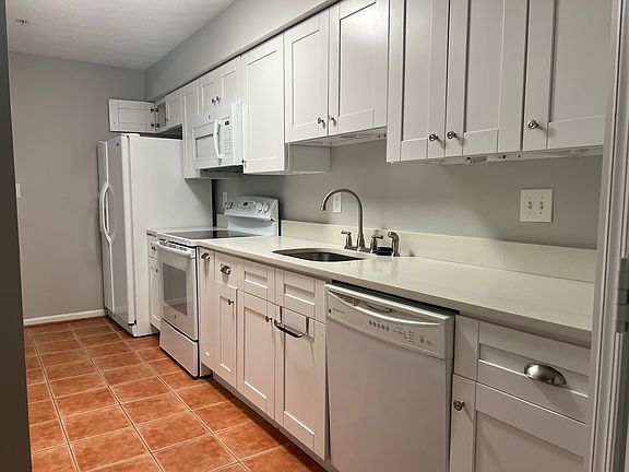 4th image of 3704 Excalibur Ct APT 204