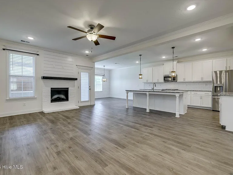711 Courtland Ln — Photo 8