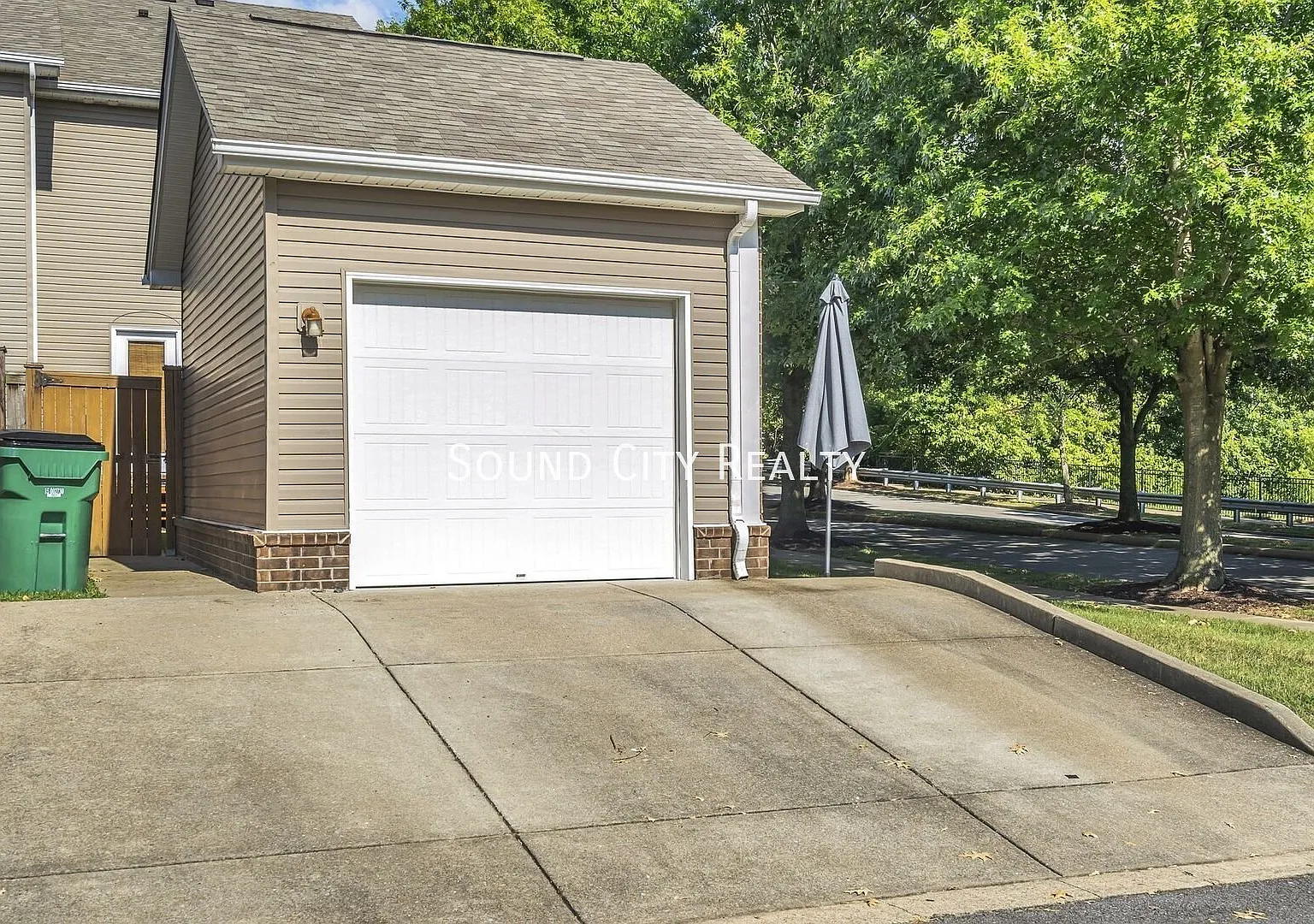 Hermitage Townhome in Villages of Riverwood community. 2BR 2.5BA one car garage, small dog ok, fe... — Photo 2