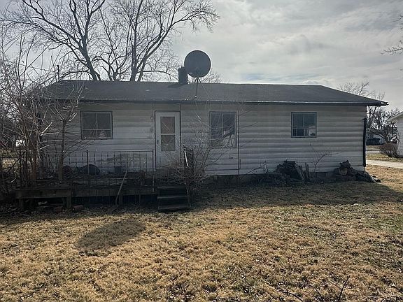2nd image of 414 Hughes St