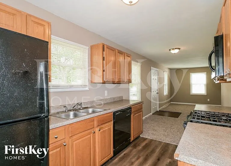 42 Mercury Dr — Photo 7