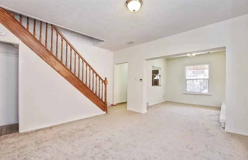 59 Strathcona Avenue, Rooms for Rent — Photo 2