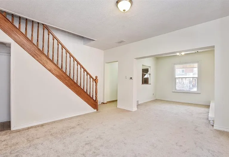59 Strathcona Ave S #ROOMS — Photo 2