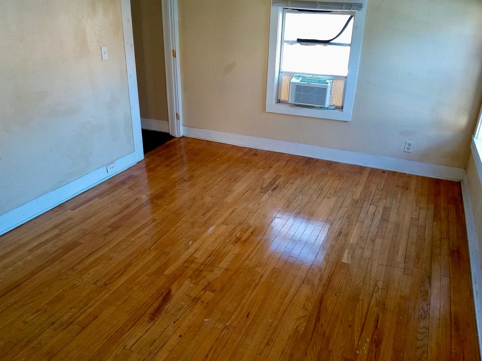3203 1/2 Darien St — Photo 4