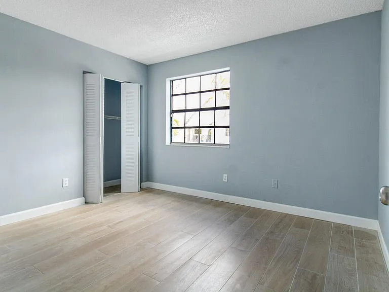 960 N Franklin Ave #960D — Photo 10