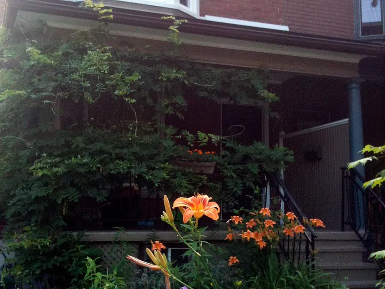 492 Markham St — Photo 12