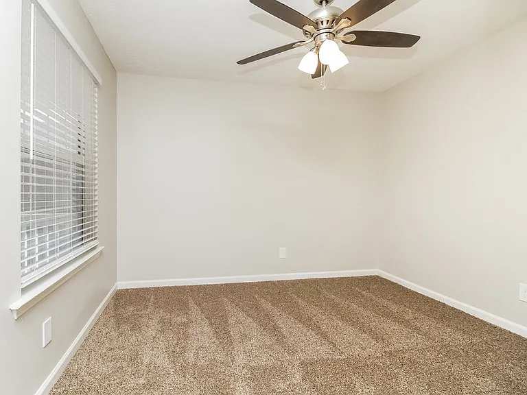 603 Freedom Ct — Photo 10