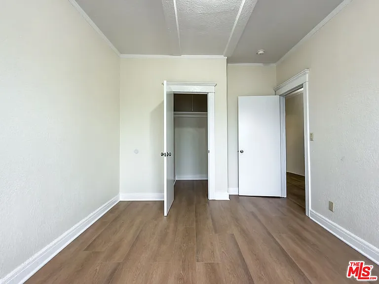 4367 S Van Ness Ave #4 — Photo 8